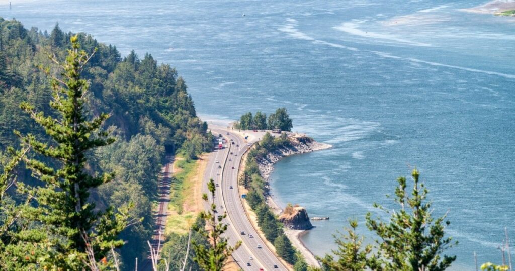 Road along Columbia River in Oregon