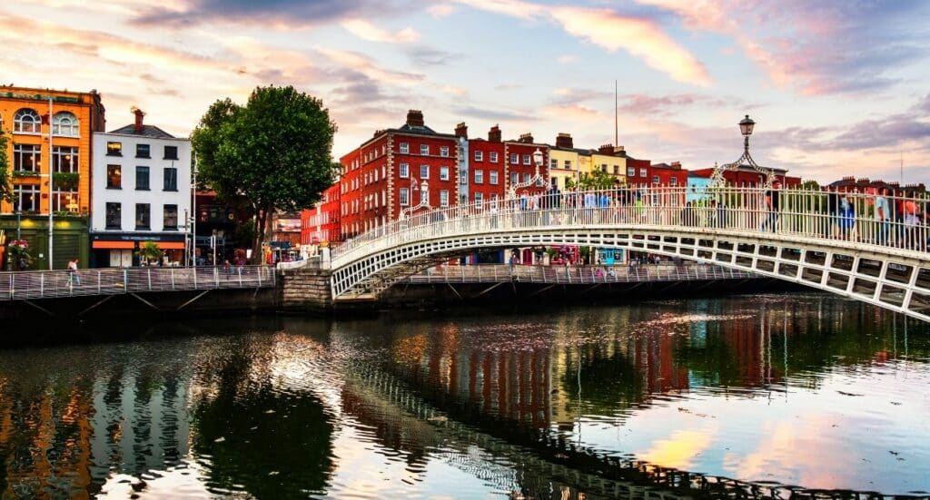 Night-view-of-Dublin-Ireland-with-Harp-Bridge