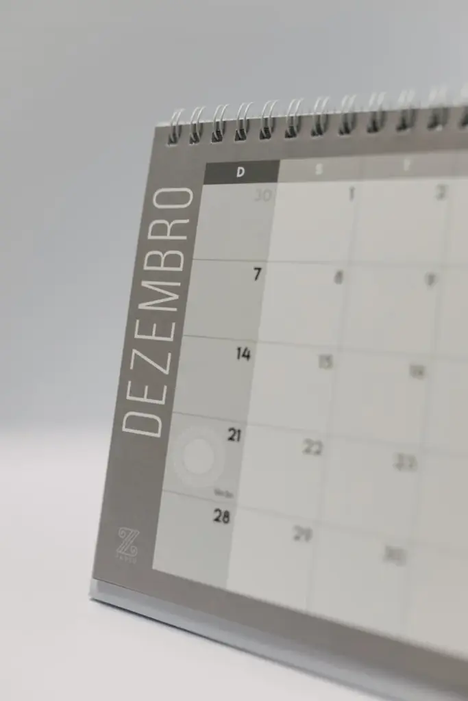 Close-up shot of a calendar showing December in Portuguese.