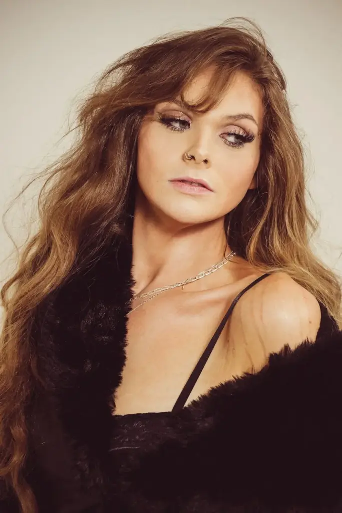 Elegant portrait of woman with long hair in fur coat, displaying beauty and sophistication.