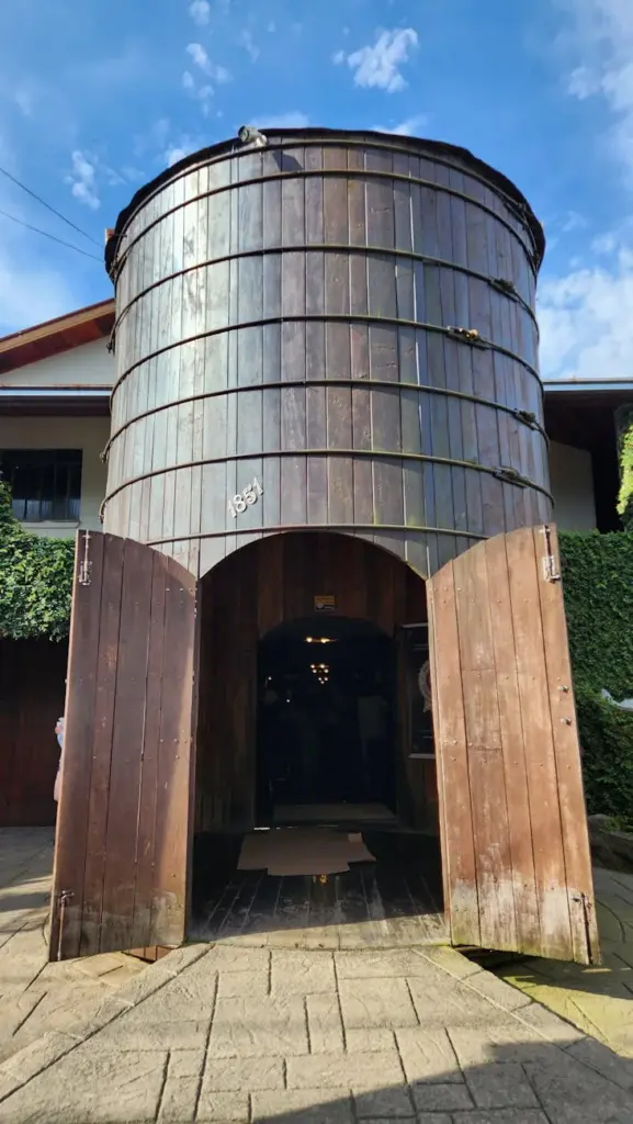 Wooden barrel structure entrance in São José dos Pinhais blending rustic charm with architecture.