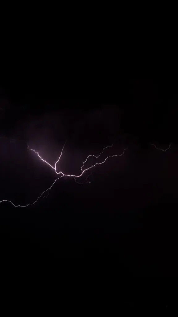 Captivating image of a lightning bolt illuminating the night sky.