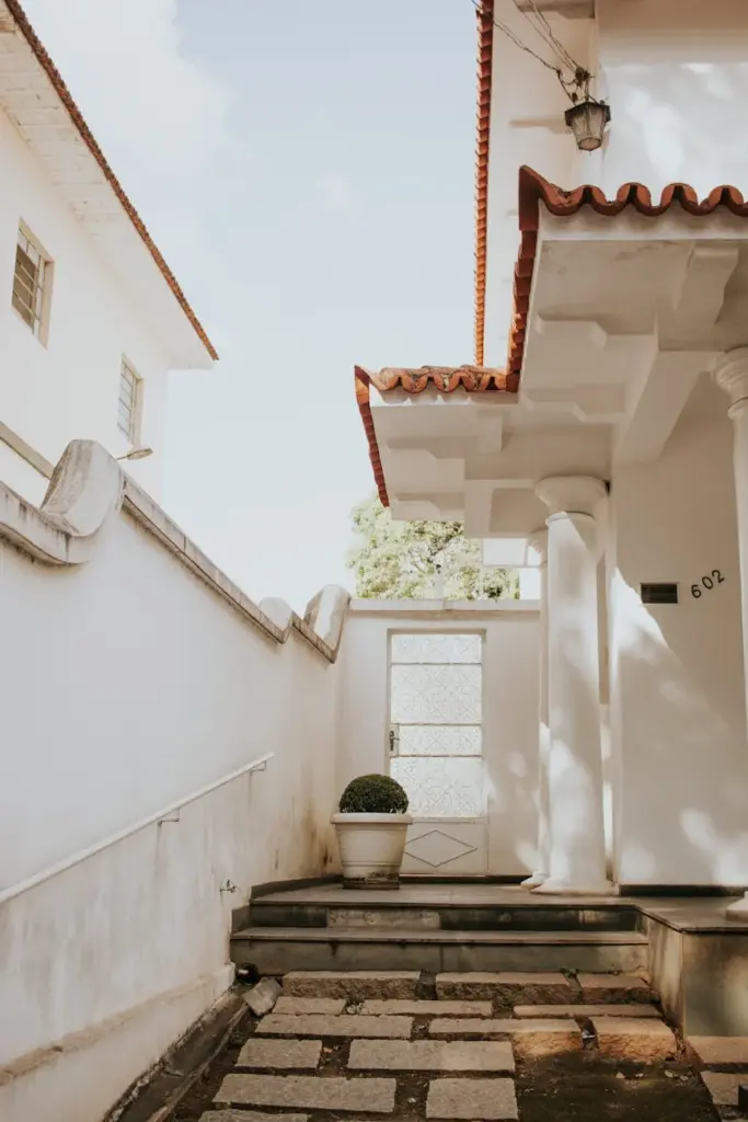 Explore a quaint courtyard with colonial features in Lavras, MG, Brazil.