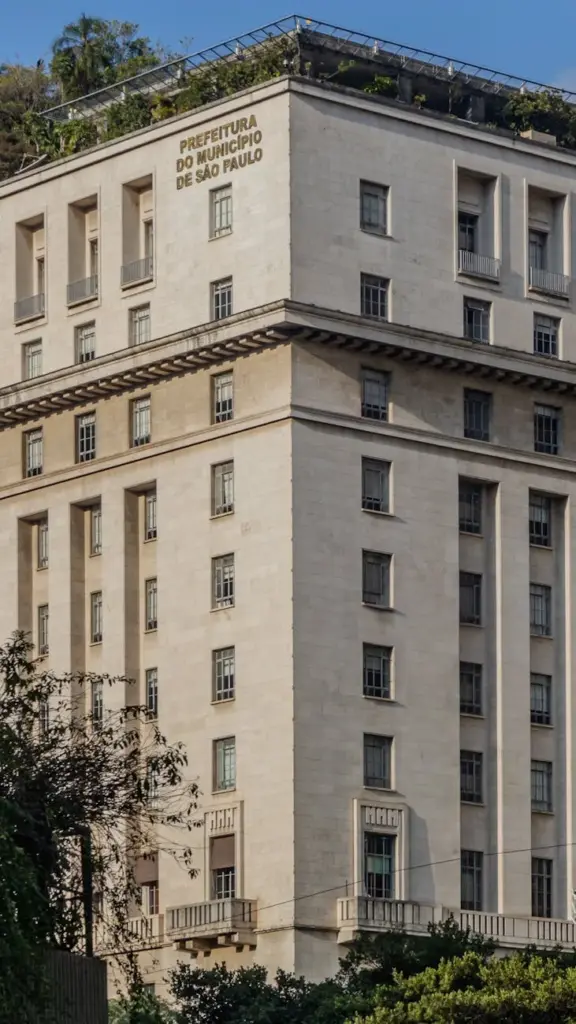 Exterior view of the Prefeitura Municipal de São Paulo, captured on a clear day.