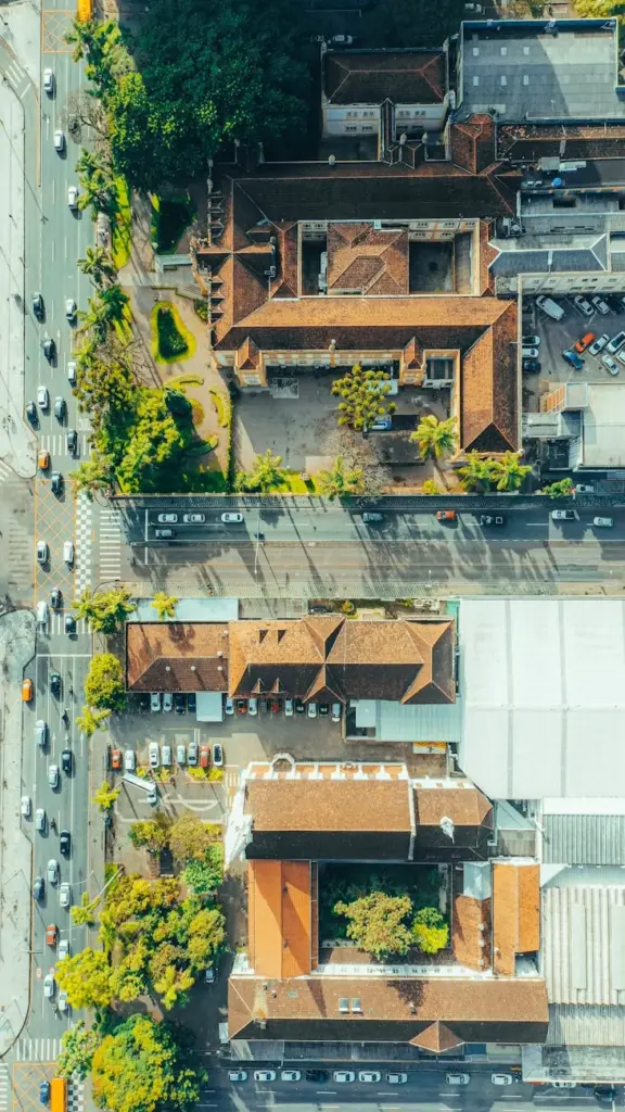 Aerial view of Curitiba's streets and architecture on a sunny day.