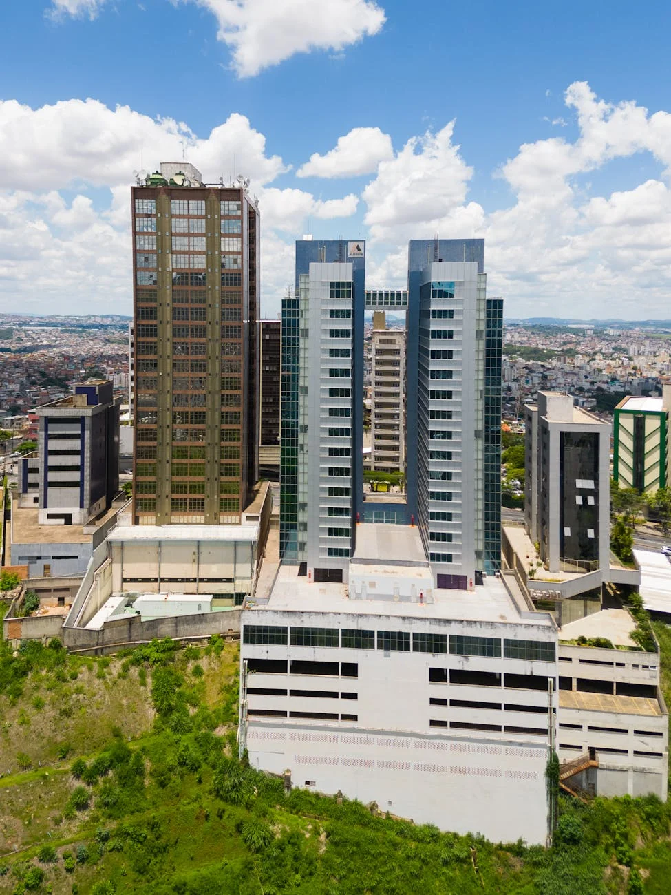 Aerial view of modern skyscrapers in Belo Horizonte, highlighting urban development.