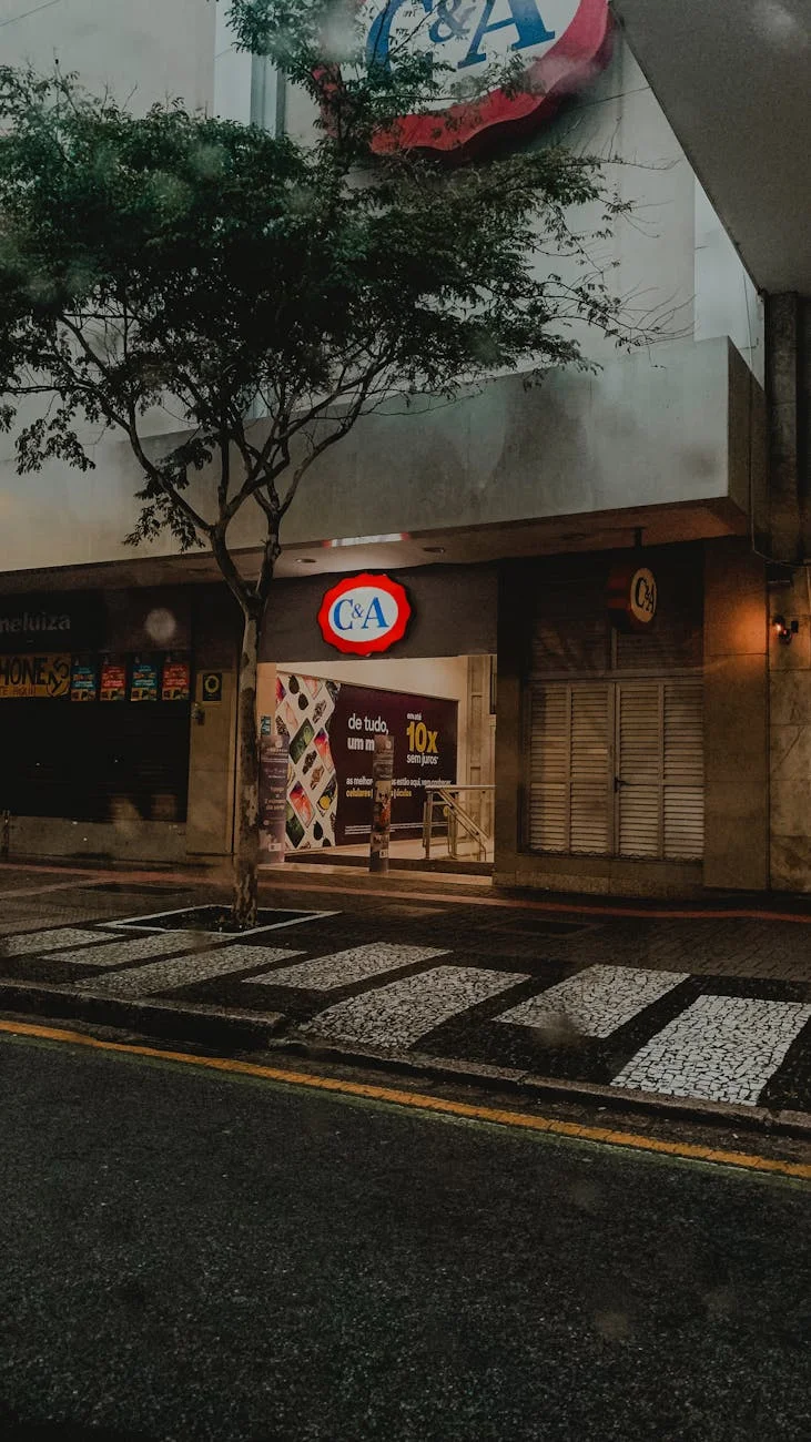 C&A store in Curitiba captured at night, featuring urban streets and a rainy atmosphere.