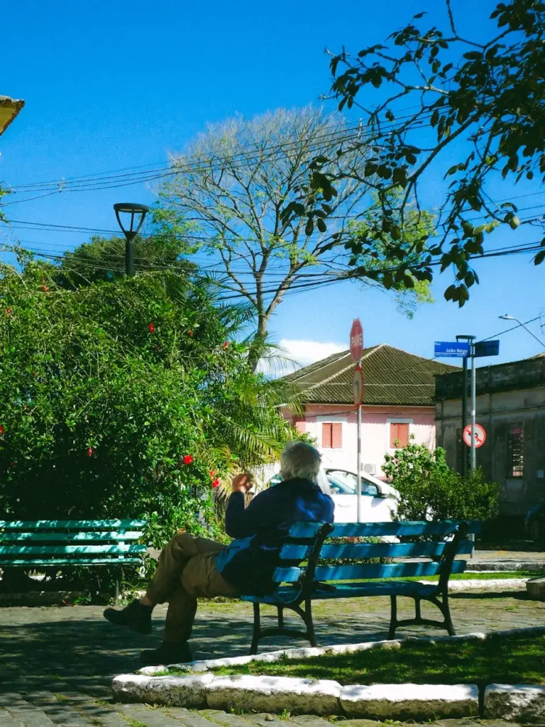 Elderly man enjoying a sunny day in a park in Paranaguá, Brazil.