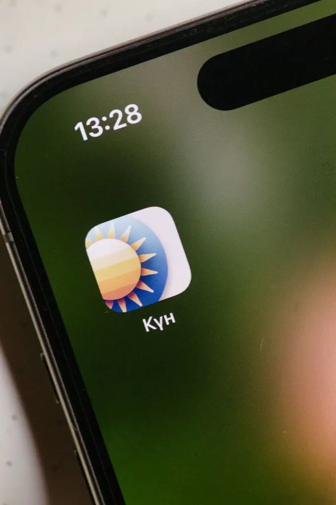 Smartphone screen showing a weather app icon and time display.