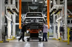 Produção Manufatureira nos EUA Dispara em Abril com Impulso dos Automóveis, Mas Guerra no Irã Traz Incertezas