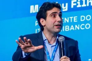 Galípolo Alerta: Selic Restritiva, Mas Economia Brasileira Sobe e Inflação Persiste Forte, Diz Presidente do BC