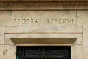 Waller do Fed Sinaliza Fim do “Viés de Flexibilização” e Abre Porta para Aumento de Juros nos EUA