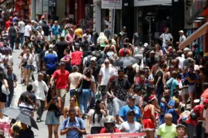 Brasil alcança ‘muito alto desenvolvimento humano’, mas desigualdades raciais e de gênero persistem em 2024