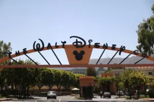 Intercâmbio na Disney: Preciso Declarar Dinheiro Recebido no Exterior no Imposto de Renda 2026?