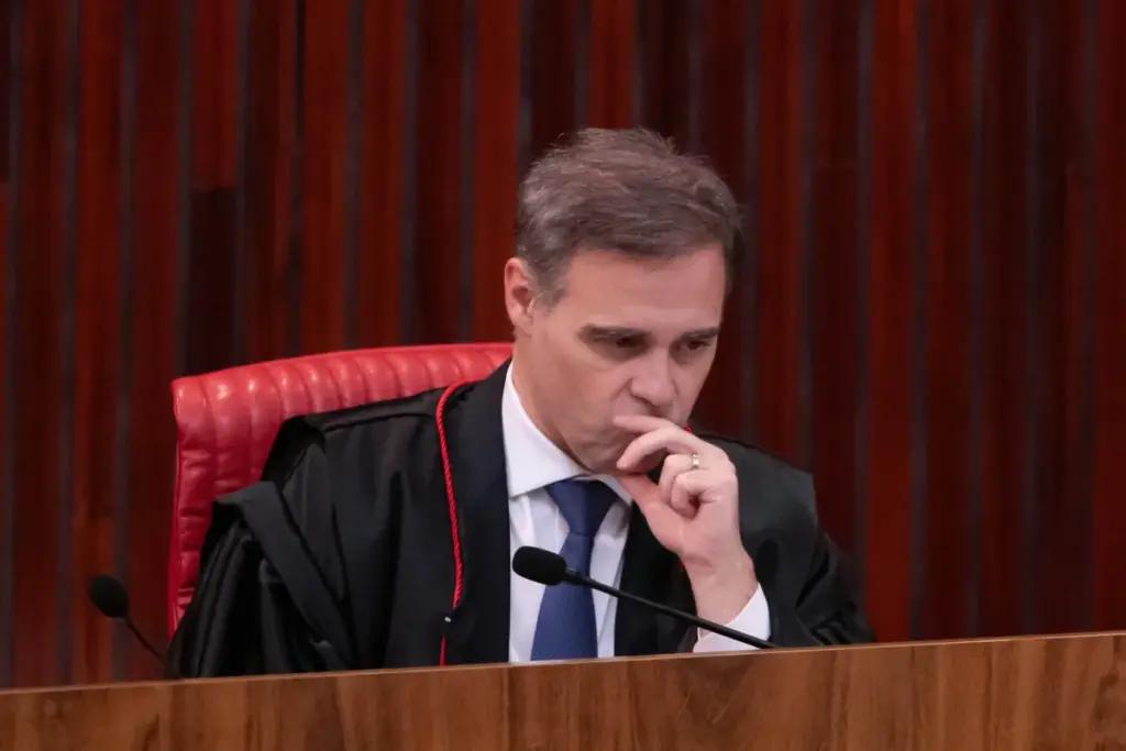 Mendonça determina remoção em 24h de posts que dizem que Lula jogar bandeira no chão, TSE afirma vídeos mostram bandeira entregue sem tocar o chão