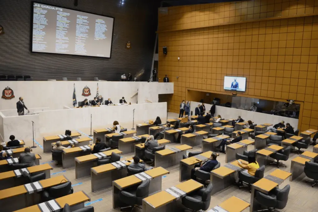 Alesp terá nove parlamentares LGBT+ eleitos em 2026, aumento de 50%, com Sofia Favero, Thammy Miranda e retorno de Douglas Garcia